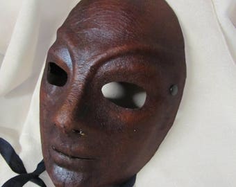 Masque neutre masculin en Lecoq-Sartori style en cuir brun
