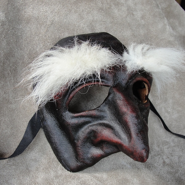 masque Pantalone théâtre costume en cuir brun cosplay GN renaissance wicca païen magique fantastique commedia arte comédies