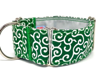 Puede incluir: Collar para perros con estampado verde y blanco con anilla en D y cierre de metal plateado. El collar presenta un diseño de remolino blanco repetido sobre un fondo verde. El collar mide aproximadamente 3,8 cm de ancho.