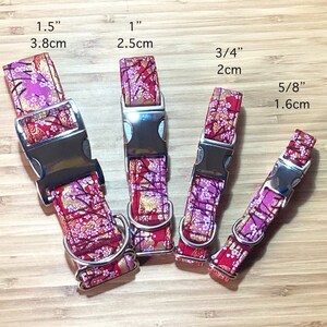 Pu&ograve; includere: Quattro collari per cani con un motivo floreale rosso, rosa e oro. I collari hanno fibbie e anelli a D in metallo argentato. Misure: 3,8 cm, 2,5 cm, 2 cm e 1,6 cm.