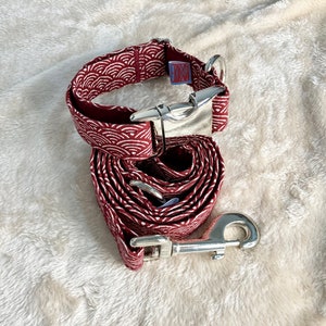 Pu&ograve; includere: Un set di collare e guinzaglio per cani bordeaux con un motivo a onde bianche. Il set include una fibbia e un moschettone in metallo argentato. Il collare ha una piccola etichetta con le lettere "HKCH".