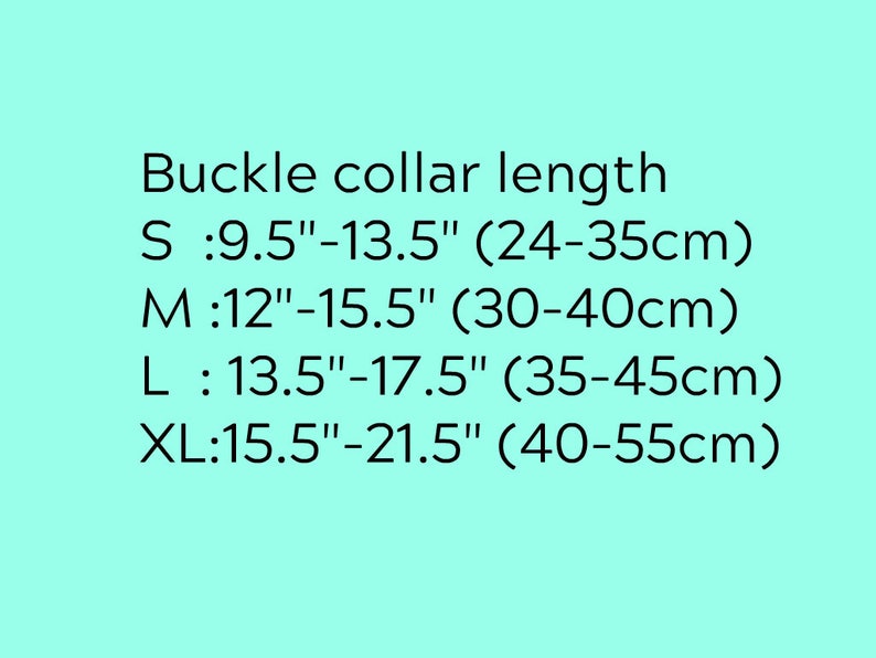 Pu&ograve; includere: Testo su sfondo verde acqua che elenca le misure della lunghezza del collare con fibbia. Taglie: S: 24-35cm, M: 30-40cm, L: 35-45cm e XL: 40-55cm.