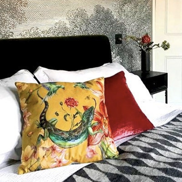 Coussin jaune 'Reptila' avec des oiseaux et un design de lézard, coussin carré en daim végétalien