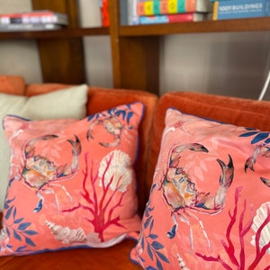 Korallenrotes Aquarell Kunst Kissen 'Pure Shores' doppelseitiges Design mit Seestern Illustration, hergestellt aus vegan-freundlichem Wildleder
