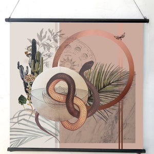 K&ouml;nnte beinhalten: Eine beige und braune Wandbehang mit einer Schlange, die sich um einen Kreis mit einem Kompassdesign windet. Die Schlange ist braun mit einem roten Unterleib. Der Hintergrund enth&auml;lt ein Palmblatt, Kakteen und einen Schmetterling.