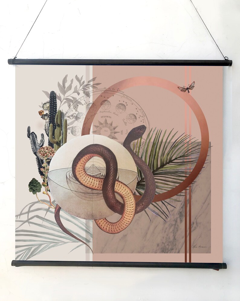 K&ouml;nnte beinhalten: Eine beige und braune Wandbehang mit einer Schlange, die sich um einen Kreis mit einem Kompassdesign windet. Die Schlange ist braun mit einem roten Unterleib. Der Hintergrund enth&auml;lt ein Palmblatt, Kakteen und einen Schmetterling.