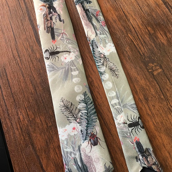 Salbeigrüne Seidenkrawatte, 'Mirage' Herren Luxus Krawatte in Salbeigrün mit Skorpion Illustration von Alice Acreman Seiden