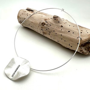 Collana in argento // Girocollo con disco in argento opaco // Catena Origami in argento spazzolato // 17&quot; con 3&quot; // Ottone placcato argento