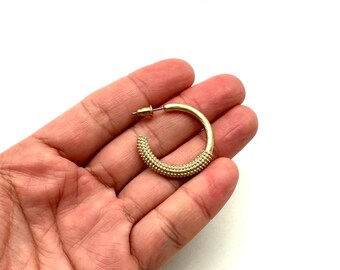 Orecchini in Ottone Placcato Oro 18K – Gioielli Minimalisti Artigianali per Donna – Cerchi Leggeri Fatti a Mano