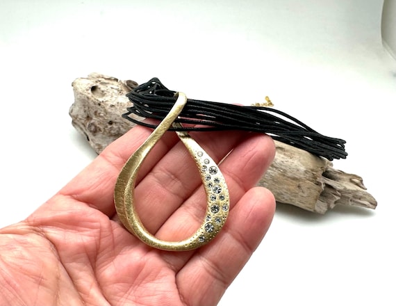 ゴールドティアドロップペンダントネックレス、ラインストーン