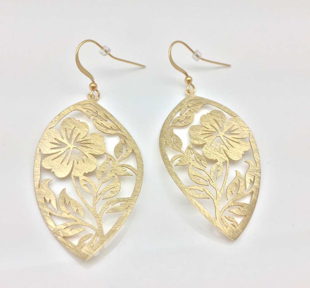 Gold Hibiscus Earrings // Matte Gold Hibiscus // Gold Flower - Etsy