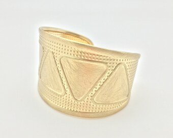 Matt guldpläterat manschettarmband, triangulär design