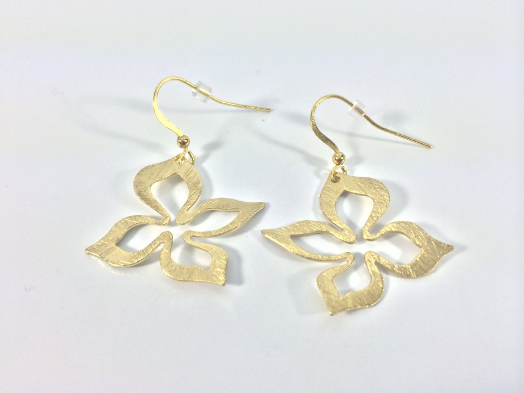 Gold Hibiscus Flower Earrings // Hypoallergenic // Tarnish - Etsy