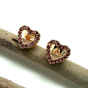 Pendientes de botón con forma de corazón de oro, corazón abierto con rubí rojo, chapados en oro de 18 quilates, tipo poste.
