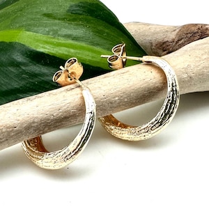 Gold Strukturierte Creolen 20 mm // Verjüngte Gold Creolen // Vergoldete Push Back Creolen // 18K Gold Fill // Hypoallergen, anlaufgeschützt
