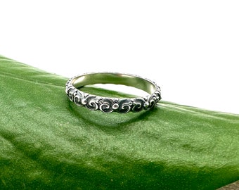 Swirl Silver Band Ring / 925 Sterling / Small Scalloped Swirl Silver Ring / Stacking Ring / Black and White / Oxidized Silver / size 4-10