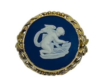 Spilla vintage Wedgwood Cupido in jasperware blu con cammeo rotondo