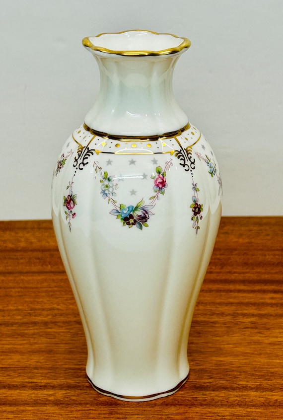 Royal Antoinette Jasmine Vase 7