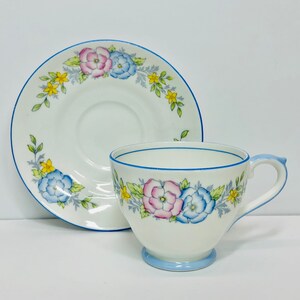 Vintage Bell China Theekopje en Schotel Roze en Blauwe Bloemen Pastel Kleuren Romantische Afternoon Tea Party