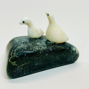 Inuit Art soapstone carving, Tired Bird or Duck, not signed Inuit Art soapstone carving, Tired Bird or Duck, not signed