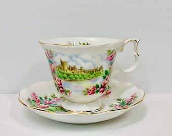 Vintage theekop en schotel van Royal Albert: England's Glory Castle-ontwerp