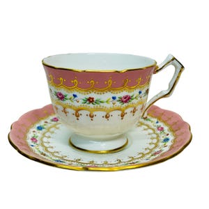 Tasse à thé rose et soucoupe Aynsley vintage : forme de crocus, fleurs dorées, fabriquées en Angleterre