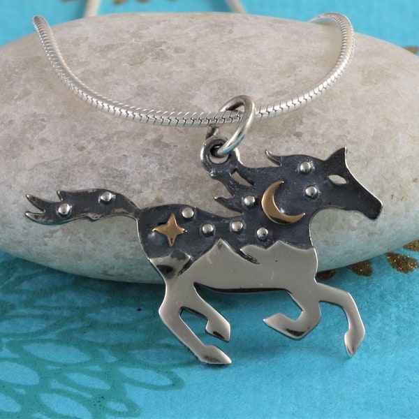 Colgante de caballo salvaje de plata de ley, caballo galopante de plata de ley con luna de bronce y collar de estrella, joyería de animales espíritu tótem de caballo