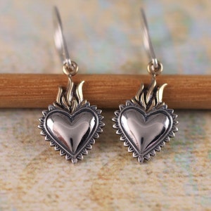 Srebrne kolczyki w kształcie serca z brązowymi płomieniami