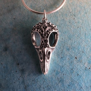 Sterling Silber Raben Schädel Anhänger, geschnitztes Schriftrolle Design, Silber Raben Halskette, nordisches Totem, Prophezeiung, Transformation 7/8 &quot;