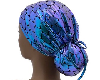 Gorro quirúrgico elástico con cola de caballo, diseño de sirena metálica, color turquesa y morado, ajustable, fabricado en EE. UU.