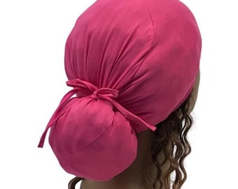 Könnte beinhalten: Eine magentafarbene Kopfbedeckung mit gerafftem Design und einem geknoteten Knotendetail. Der Stoff wirkt weich und flexibel, geeignet für verschiedene Frisuren. Die Kopfbedeckung ist zum Bedecken des Kopfes gedacht.