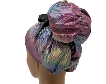 Könnte beinhalten: Ein rosa- und regenbogenfarbener Satin-Haarbändchen mit einer schwarzen Schleife. Das Haarbändchen ist so konzipiert, dass es das Haar während des Schlafens schützt.
