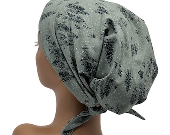 Könnte beinhalten: Eine salbeigrüne Kopfbedeckung mit einem Farnmuster in Schwarz und Weiß. Der Stoff ist am Rücken gebunden und hat ein gesprenkeltes Design. Die Kopfbedeckung ist zum Tragen auf dem Kopf bestimmt.