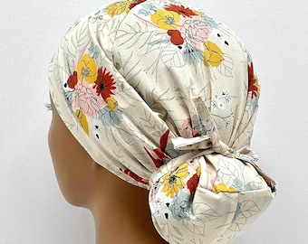 Gorro quirúrgico Ava Ponytail, color crema-rosa, amarillo, estampado floral azul, gorro quirúrgico de enfermera, fabricado en EE. UU.
