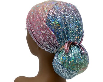 Gorro quirúrgico elástico con cola de caballo, estampado de escamas de sirena metálicas, cierre ajustable, fabricado en EE. UU.