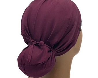 Gorro quirúrgico Ava con cola de caballo, color burdeos. Gorro quirúrgico Ava con cola de caballo para mujer, gorro quirúrgico con cola de caballo, gorro quirúrgico para mujer, gorro quirúrgico para enfermera.