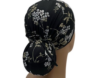 Gorro quirúrgico elástico con cola de caballo, flores sobre fondo negro, gorro de enfermera