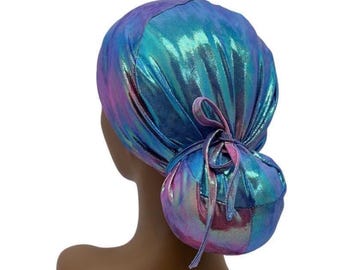 Gorro quirúrgico elástico con cola de caballo, azul, rosa y lavanda, estampado tie-dye metalizado, gorro quirúrgico con efecto iridiscente, fabricado en EE. UU.