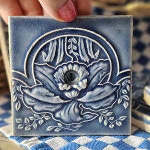 Sublimt set med 5 x matchande antika franska art nouveau majolica blå blommiga präglade keramiska plattor - projektperfekt - perfekt för heminredning