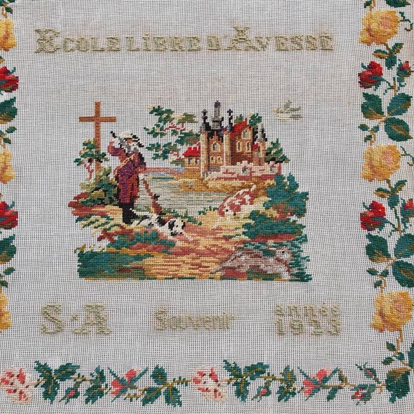 Große antike französische religiöse Broderie / besticktes Handbild-Souvenir Ecole Libre D'Avessé, c.1923, Fab Color & Motiv