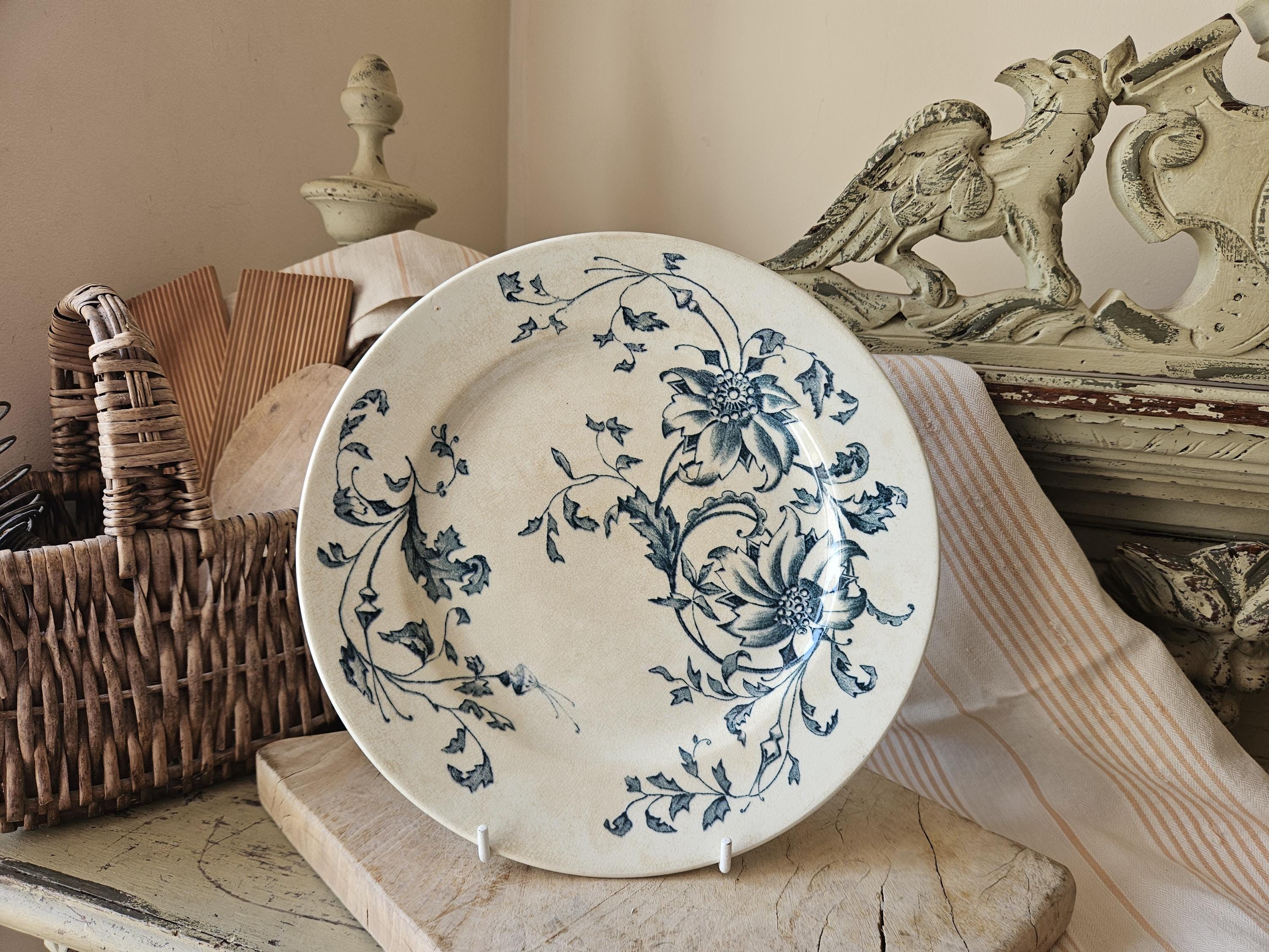 Assiettes anciennes en terre de fer