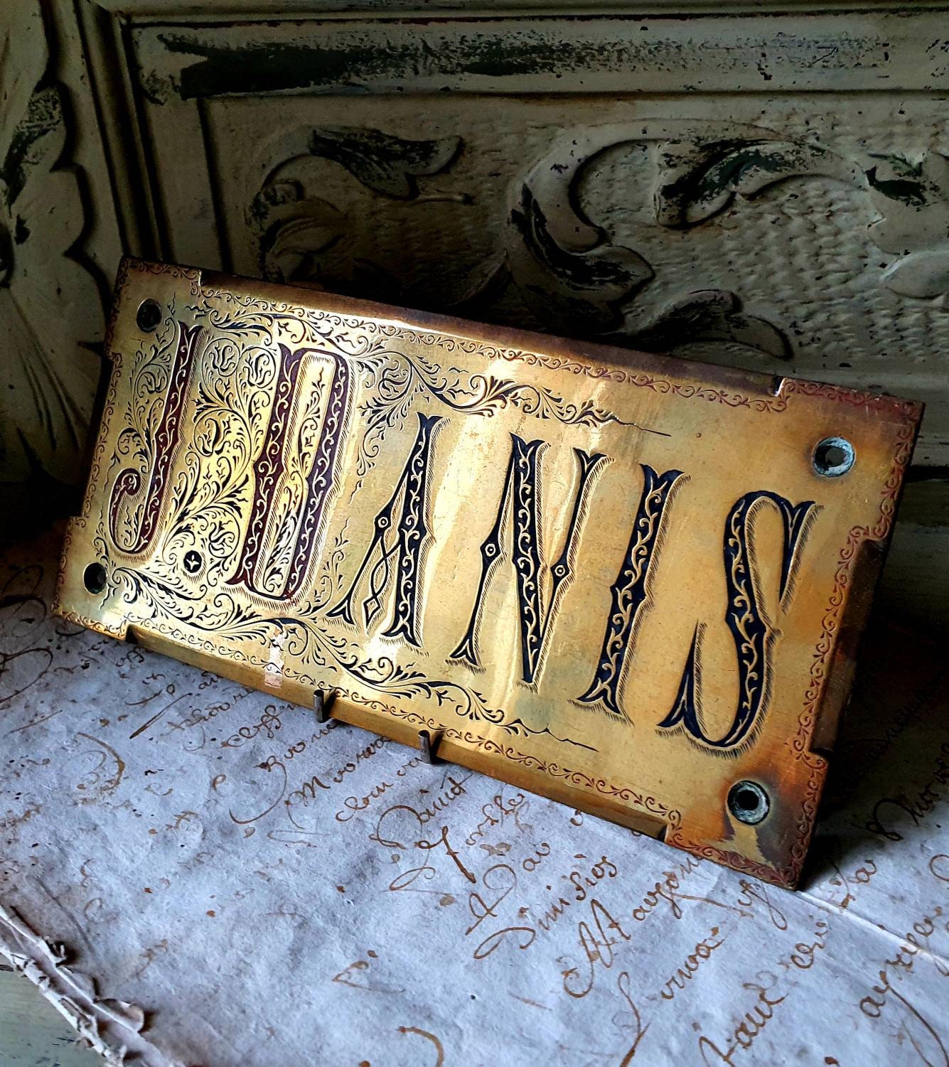 Superbe Français Antique Scroll Gaufré Monogrammé Laiton Doré/Plaque Signalétique Bronzée J Danis, S