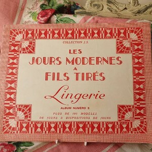 Peut inclure: Un livre vintage rouge et blanc intitul&eacute; "Les Jours Modernes a Fils Tires Lingerie Album Numero 3" avec le texte "Plus de 100 Modeles de Jours & Dispositions de Jours".