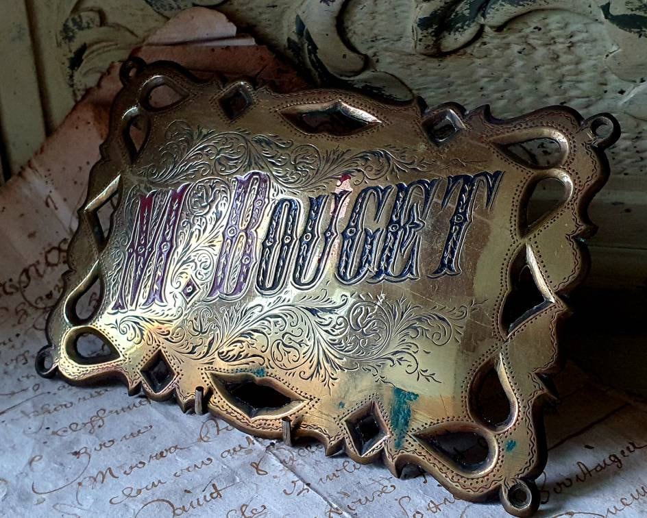 Superbe Rouleau Antique Français Gaufré en Laiton Doré Monogrammé, Plaque Signalétique Bronzée-M.bou
