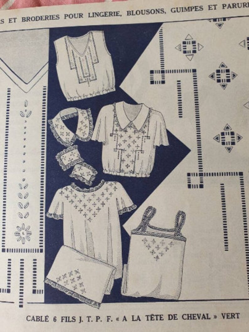 Peut inclure: Un patron de couture vintage pr&eacute;sentant des motifs de broderie pour lingerie, chemisiers et chemises. Le patron comprend une vari&eacute;t&eacute; de motifs floraux et g&eacute;om&eacute;triques, ainsi que des instructions pour la cr&eacute;ation de diff&eacute;rents types de v&ecirc;tements. Le texte sur le patron indique "CABLE 6 FILS J. T. P. F. A LA T&Ecirc;TE DE CHEVAL >> VERT".
