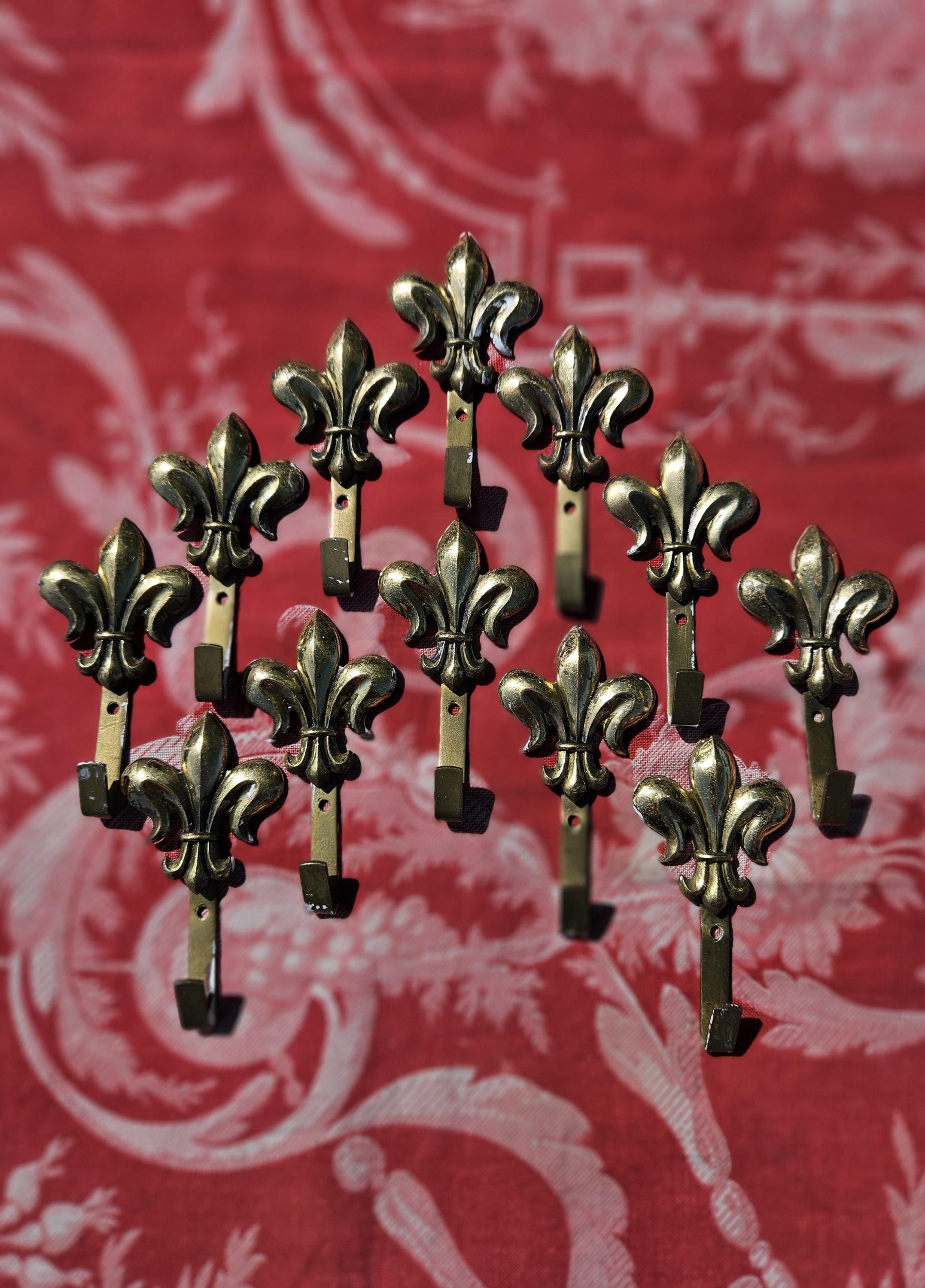 Versatile Batch of 12 x Antique French Gilt Brass / Bronzed Metal Fleur de Lis Hooks-Porte Manteau,Porte Chapeau,Hats,Coats,Home Decor Chic