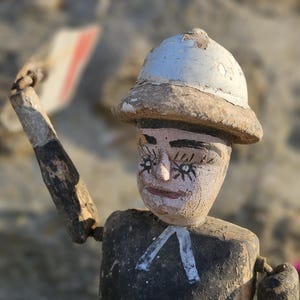 1800年代初頭のアンティークフランス植民地軍/警察/憲兵のくるま - フランス国旗付き - 手彫り、使い古し、手描きの民芸品 - 希少