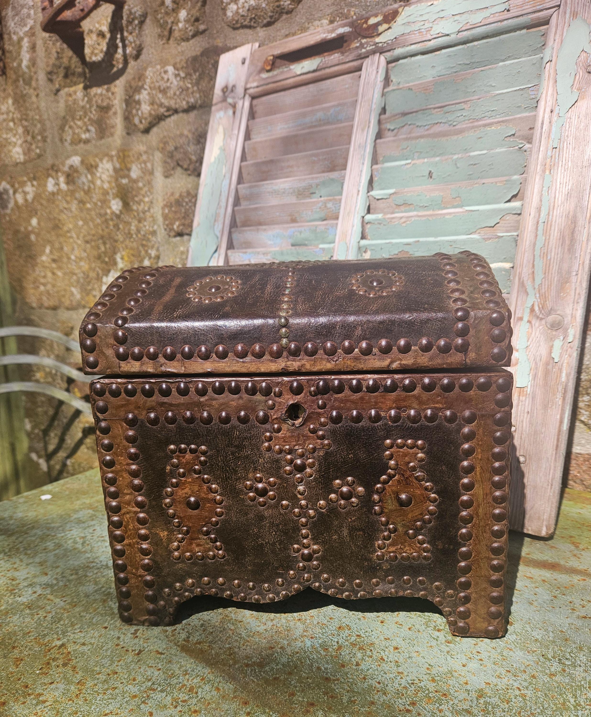 Coffre/Coffre À Clous Ancien De Style Médiéval Français Recouvert Cuir, Décoration Rangement Pour La Maison Unique Et Doublée Satin Turquoise