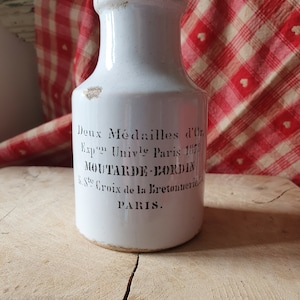 Puede incluir: Tarro de mostaza de cerámica blanca con letras negras que dicen "Deux Médailles d'or Expo Uniyle Paris 1870 MOUTARDE-BORDIN Ate Croix de la Bretonnerie PARIS."