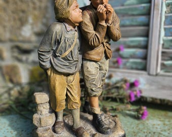 Sublieme zeldzame antieke Franse du HAMEAU a 'L'ECOLE terracotta sculptuur/standbeeld van Foucher - van het gehucht tot de school - twee jongens fluisteren